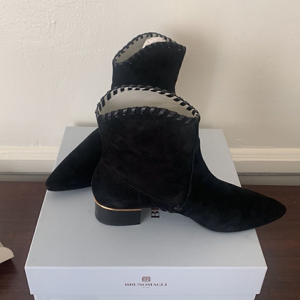 Bruno Magli Women’s Soft Top Grain Suede Leather Whipstitch Ankle Bootie Sz 6